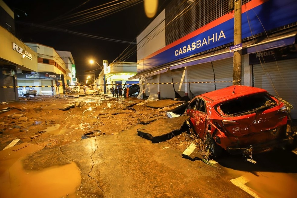 Veja imagens de como ficou o Centro de São Carlos após temporal Lojas e carros ficaram destruídos com a chuva que atingiu o centro de São Carlos — Foto: Fabio Mauricio