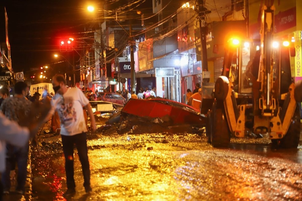 Veja imagens de como ficou o Centro de São Carlos após temporal Comerciantes e prefeitura começam a limpar o centro de São Carlos após temporal — Foto: Fabio Maurício