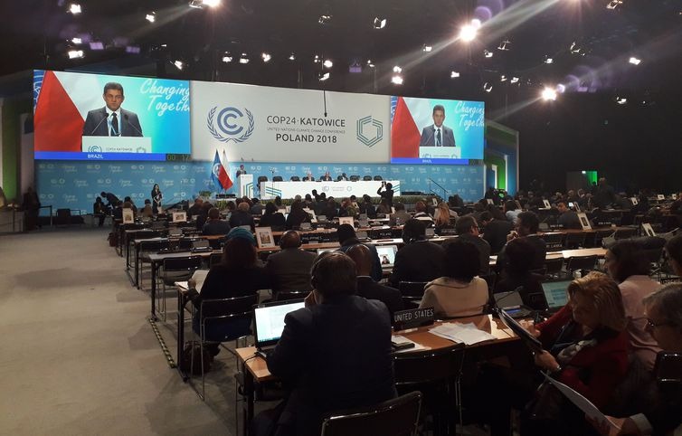 Ministro diz que Brasil avança na redução do aquecimento global Ministro Edson Duarte disse, na COP24, que o Brasil reduziu as emissões de carbono em 6 bilhões de toneladas entre 2006 e 2015, quando houve queda significativa do desmatamento da Amazônia (Debora Brito/Agência Brasil)