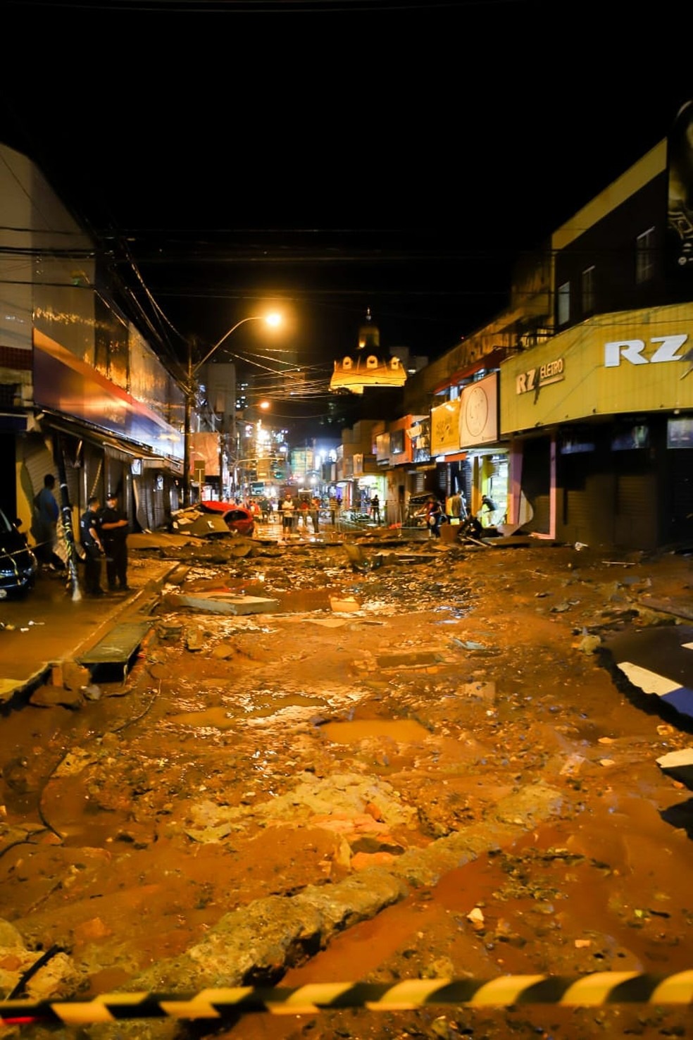 Veja imagens de como ficou o Centro de São Carlos após temporal Asfalto ficou totalmente destruído no centro de São Carlos — Foto: Fabio Mauricio