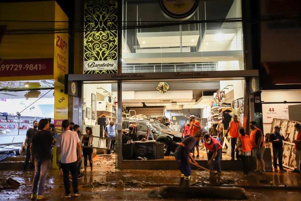 Veja imagens de como ficou o Centro de São Carlos após temporal Após a chuva, comerciantes limpam Centro de São Carlos — Foto: Fabio Mauricio