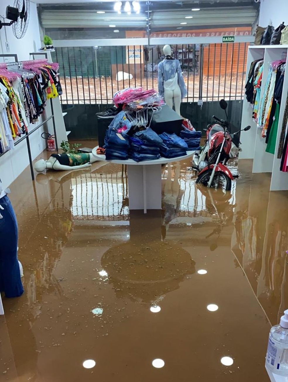 Veja imagens de como ficou o Centro de São Carlos após temporal Loja alagada em São Carlos novembro 2020 — Foto: Lucas Melges