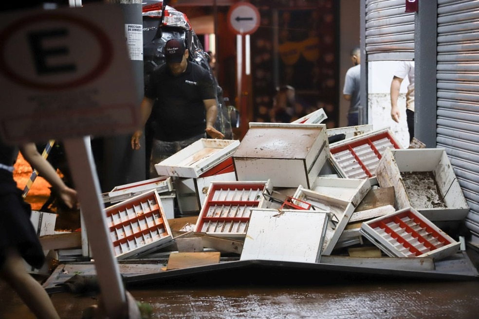 Veja imagens de como ficou o Centro de São Carlos após temporal Após alagamento, lojas de São Carlos tentam apurar os prejuízos novembro 2020 — Foto: Fabio Mauricio