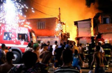 Incêndio atinge 20 barracos em favela de São Paulo Incêndio em favela destruiu cerca de 20 barracos de madeira na madrugada deste domingo, na Zona Leste, segundo os Bombeiros. (Foto: Edison Temoteo/ Futura Press / Estadão Conteúdo)