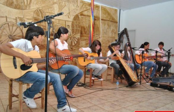 "É da terra e do pisar forte nesse planalto é que ressurge a nossa cultura". A orquestra Pájaro Campana.