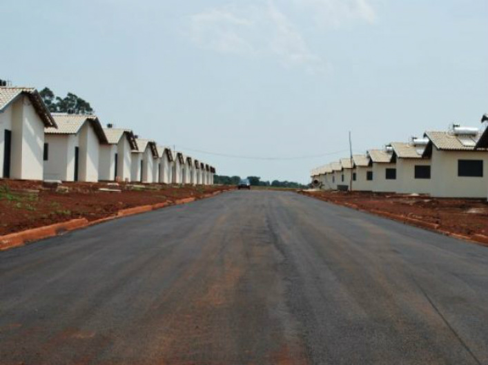 Foto:  Asfalto já está sendo implantando no maior empreendimento habitacional da cidade, que abrigará 250 moradias. 