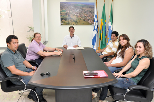 Em reunião com os acadêmicos de Dourados, Lanzarini assina a cedência de mais um ônibus para o transporte universitário.
