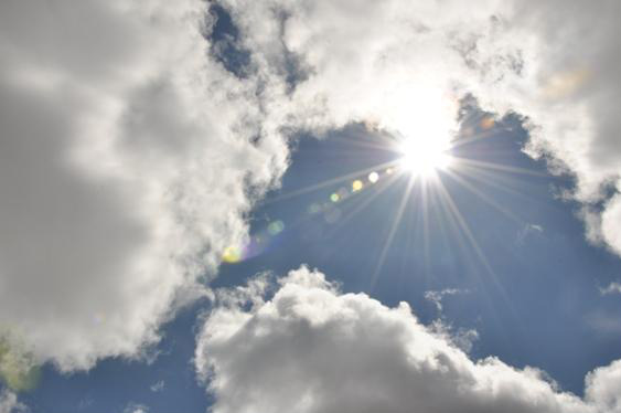 Sol entre nuvens com previsão de pancadas de chuva para Mato Grosso do Sul