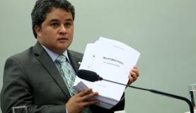 Rodrigo Maia admite suspender recesso para votar eventual denúncia contra Temer Líder do DEM, Efraim Filho concorda com proposta de rapidez de Rodrigo Maia