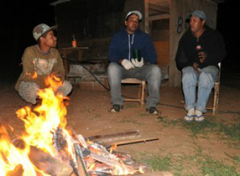 Moradores fazem fogo para se protegerem do frio