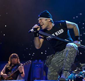 Iron Maiden começa turnê brasileira em SP neste sábado O vocalista do Iron Maiden, Bruce Dickinson pilota o Boeing 747 da banda.