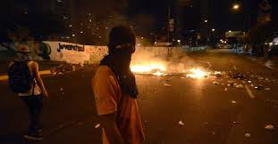 Mais de 100 pessoas continuam presas na Venezuela por violência em protestos