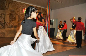 "É da terra e do pisar forte nesse planalto é que ressurge a nossa cultura". O Grupo Infanto Juvenil de Dança Regional.