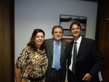 Em reunião com Senador Moka, Lanzarini solicita liberação de emendas Dirceu Lanzarini, senador Moka e secretária municipal de Habitação, Jucélia Barros; prefeito reivindicou liberações de emendas para Amambai.