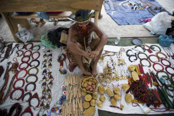Perto da área dos jogos, indígenas etinias expõem  o melhor de seu artesanato / Foto: Marcelo Camargo/Agência Brasil