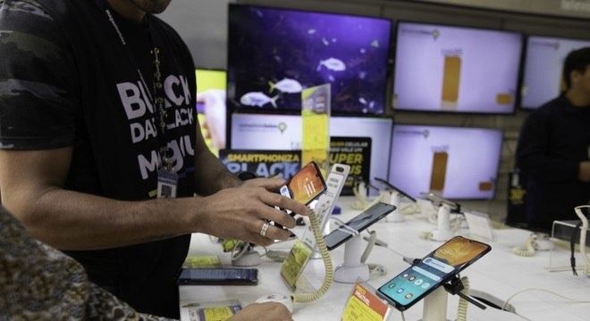 Consumidores procuram ofertas em loja na região central de São Paulo. Foto: Bruno Rocha