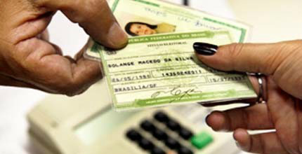 Eleitor pode solicitar segunda via de título eleitoral até hoje (27) Eleitor pode solicitar segunda via de título eleitoral até hoje (27)
