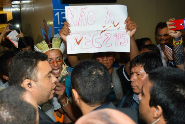 Comissão aprova PEC que dá ao Congresso palavra final sobre demarcação de terras Índios fazem manifestação próximos ao plenário 14, da Câmara dos Deputados, onde acontece a reunião da comissão especial da PEC das Demarcações de Terras IndígenasFoto: Fabio Rodrigues Pozzebom/Agência Brasil