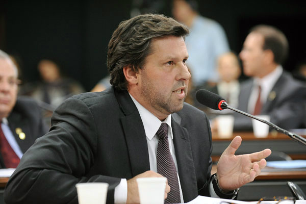 Tucanos propõem retirar direitos trabalhistas recém-conquistados por domésticas Carlos Sampaio afirmou que a PEC embute o risco de provocar demissões em massa (Foto: Alexandra Martins/Agência Câmara)