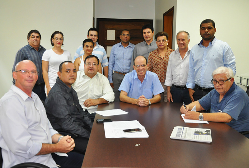 Prefeito de Amambai se reúne com enfermeiros do Hospital Regional Reajuste assinado na manhã dessa terça-feira (27) contou com a presença de autoridades e funcionários do Hospital Regional / Foto: Decom