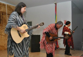 "É da terra e do pisar forte nesse planalto é que ressurge a nossa cultura". Juan Câncio Barreto (ao centro) e seu grupo.