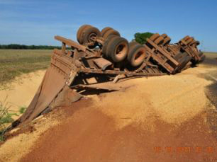 Carreta carregada com milho tomba na BR-267, em Maracaju Carreta carregada com milho tomba na BR-267, em Maracaju