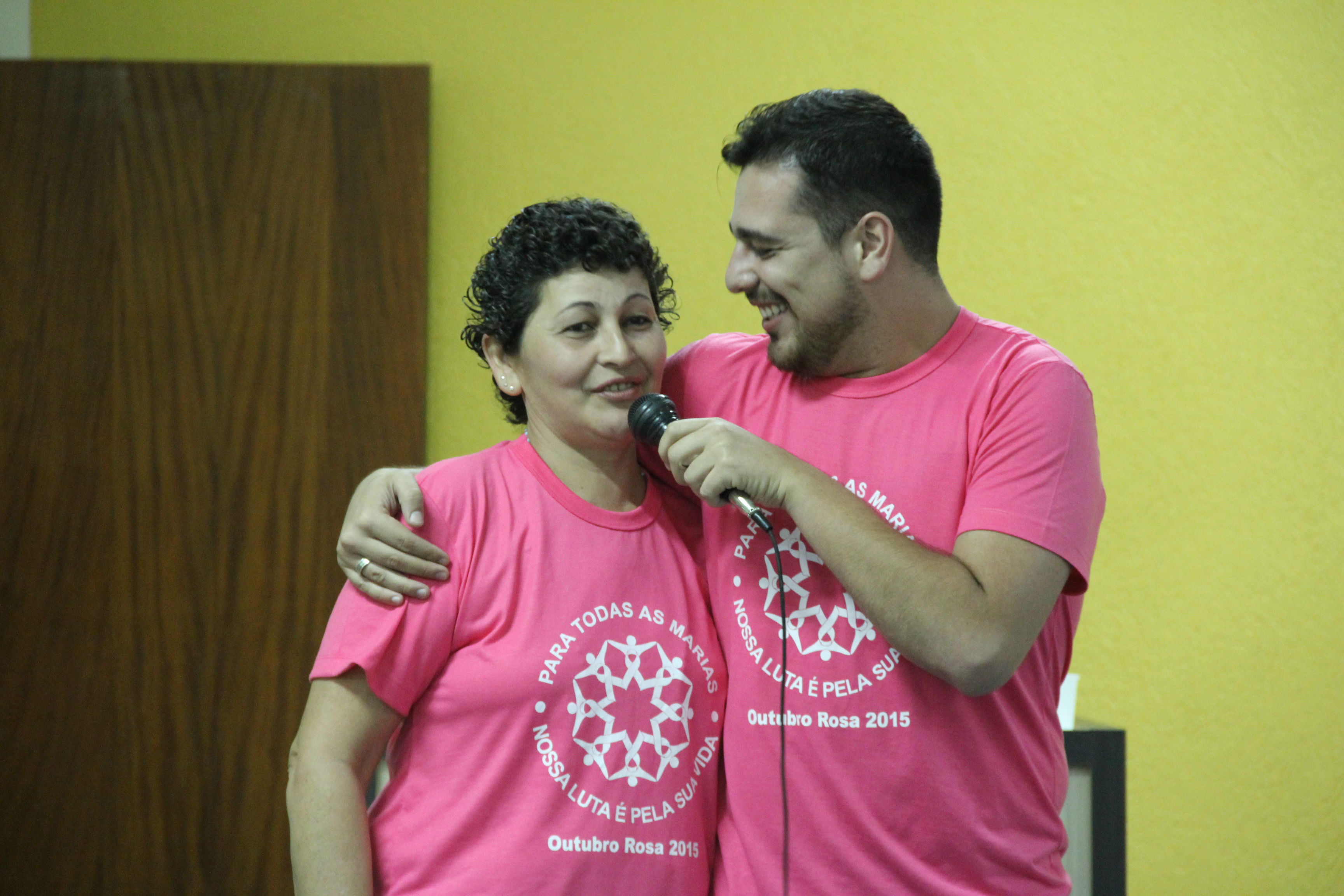 O enfermeiro Maikon Resende e sua mãe, Maria Darque. Ela venceu uma luta contra o câncer e motivou o filho a buscar amparo à outras pessoas que sofrem com a doença / Foto: Decom