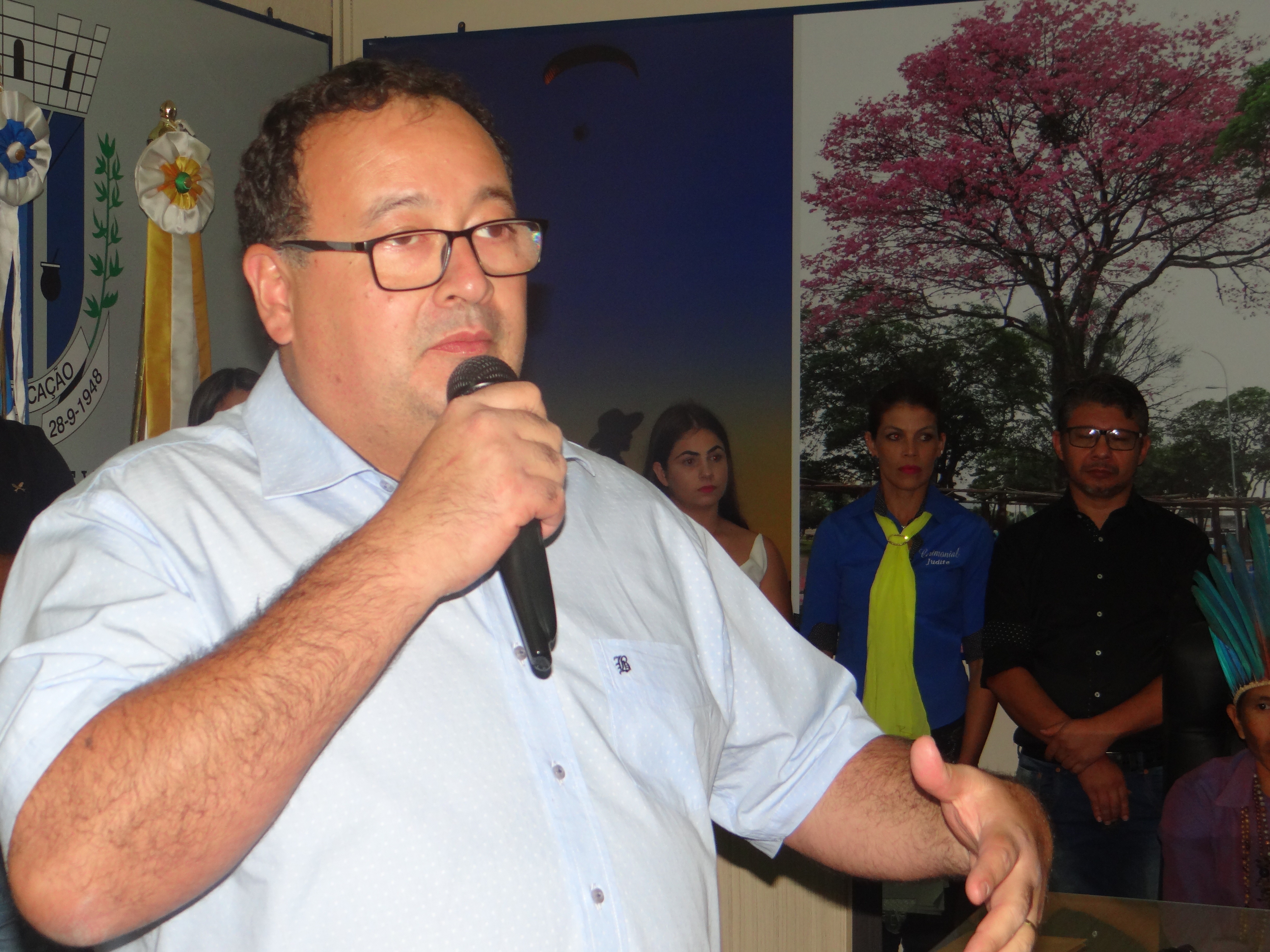 Presidente do PSDB e prefeito do município, Dr. Bandeira, agradece a presença das lideranças de outras siglas partidárias no ato do seu partido / Foto: Moreira Produções