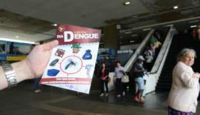 Dia D contra a dengue mobiliza agentes de saúde em todo o país Na rodoviária, funcionários da Secretaria de Vigilância Ambiental distribuem folhetos educativos no Dia D de Combate à Dengue e Chikungunya Elza Fiuza/Agência Brasil