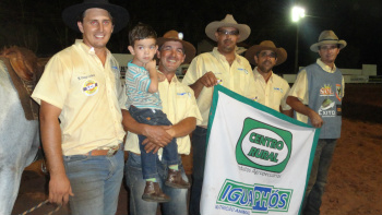 Ramãozinho, destaque do laço comprido no Brasil Ramãozinho, à direita, com a equipe vencedora da 1ª etapa do LCP de Amambai, em fevereiro.