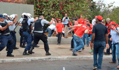 Manifestantes da CUT agredidos ao tentar ocupar anexo da Câmara dos Deputados Agressão ocorreu durante protesto contra a votação do PL 4.330, que regulamenta o trabalho terceirizado; PM usaram gás de pimenta e bombas de efeito moral