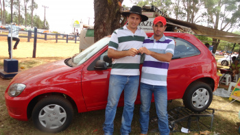Ramãozinho, destaque do laço comprido no Brasil Ramãozinho e Tiago com o carro que ganharam como prêmio na competição deste ano do Clube de Laço Lino do Amaral Cardinal.