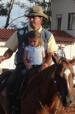 Ramãozinho, destaque do laço comprido no Brasil Tradição de pai para filha: Ramãozinho com sua filha Tainara.