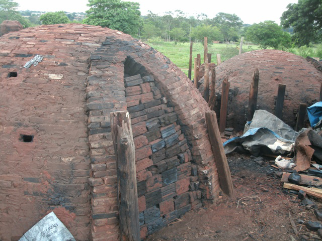 PMA fecha carvoaria ilegal em Ivinhema