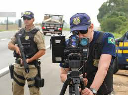 Polícia Militar Rodoviária recolhe documentos e aplica notificações em rodovias Polícia Militar Rodoviária recolhe documentos e aplica notificações em rodovias