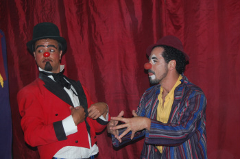 “Temos a obrigação de inventar outro mundo no palco e na vida porque sabemos que outro mundo é possível”. Peça teatral do grupo Flor e Espinho apresentada em 2010 em Amambai.