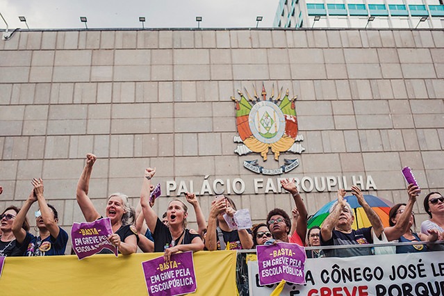 Servidores estaduais realizam maior greve dos últimos anos no RS Fórum dos Servidores Públicos do RS realizou ato unificado no dia 26 de novembro / Fotos: Maciel Goelzer