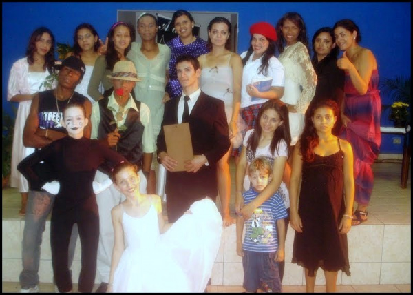 “Temos a obrigação de inventar outro mundo no palco e na vida porque sabemos que outro mundo é possível”. Grupo da 1ª Oficina de Teatro de Amambai,coordenada por Alessandra Taveres (na foto, fazendo sinal positivo).