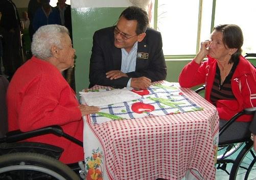 Rotarianos de Amambai realizam visitas e reunião festiva com governador rotário O governador rotario, Osmar Francisco, durante visita ao Lar do Idoso.