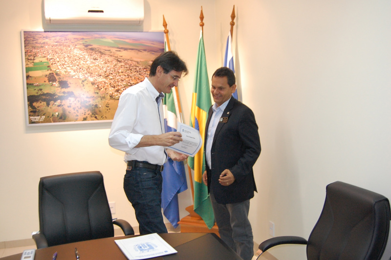 Rotarianos de Amambai realizam visitas e reunião festiva com governador rotário Prefeito Dirceu Lanzarini recebeu Shiko durante visita à Prefeitura Municipal