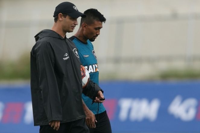 Kieza conversa com o técnico Felipe Conceição (Foto: Botafogo)