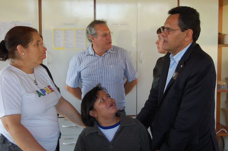 Rotarianos de Amambai realizam visitas e reunião festiva com governador rotário Shiko durante visita à APAE em Amambai
