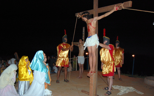 A encenação se encerra com as cenas da crucificação de Jesus Cristo. Os jovens da comunidade católica que organizam e participam de toda a encenação. Foto: Moreira Produções.