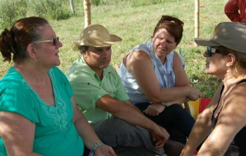 "É da terra e do pisar forte nesse planalto é que ressurge a nossa cultura". E/D: Marley, Jamil, Jaque e Margareth: esforço conjunto em prol da cultura transfronteira.