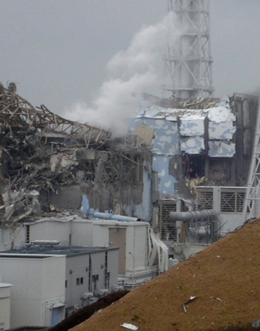 Japão identifica alta radiação no mar Imagem da usina nuclear de Dai-ichi, em Fukushima, que foi novamente afetada por explosões. Handout/Tokyo Electric Power Co./Reuters