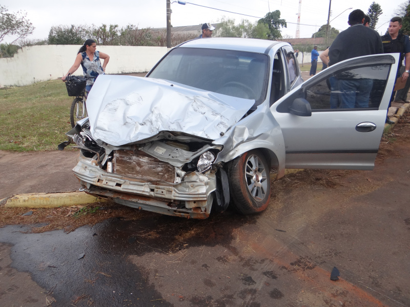 Celta teve a parte dianteira destruída. Foto: Moreira Produções