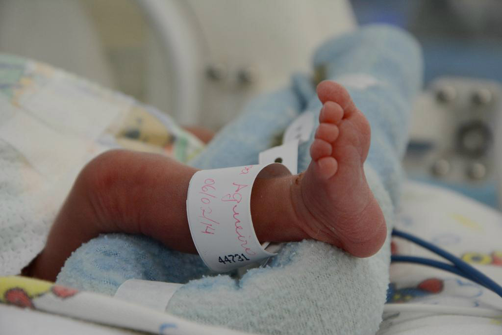 Lei evita troca de recém-nascidos no Estado há mais de 10 anos Pulseirinha é colocada logo após o nascimento e permanece com o bebê até sua saída da maternidade.