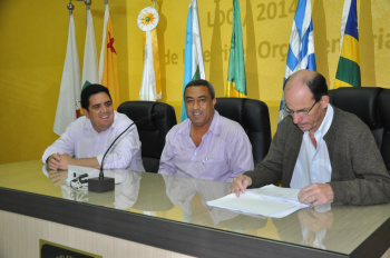 Prestação de contas e LDO 2014 são temas de audiência pública em Amambai A audiência foi conduzida pelo Prefeito Sérgio Barbosa, pelo Presidente da Câmara de vereadores Carlinhos e pelo Secretário de Administração Odil Puques