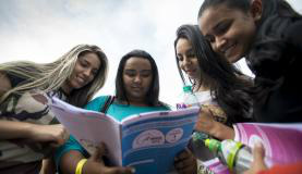 Estudantes observam prova do Exame Nacional do Ensino Médio (Enem). Governo quer reformular o exame a partir de 2017 Foto: Marcelo Camargo/Arquivo Agência Brasil