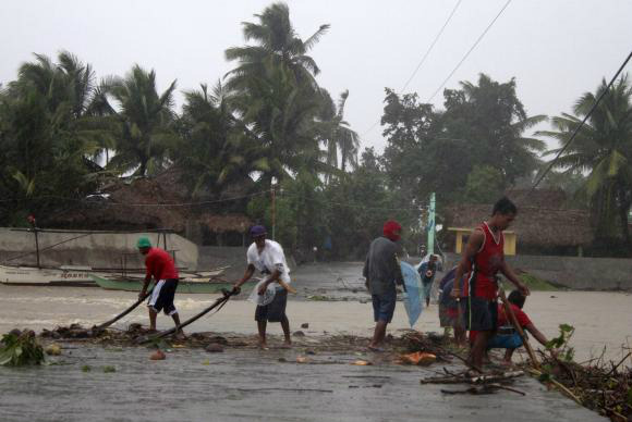 Tufão nas Filipinas deixa pelo menos dois mortos e 520 mil pessoas são retiradas
